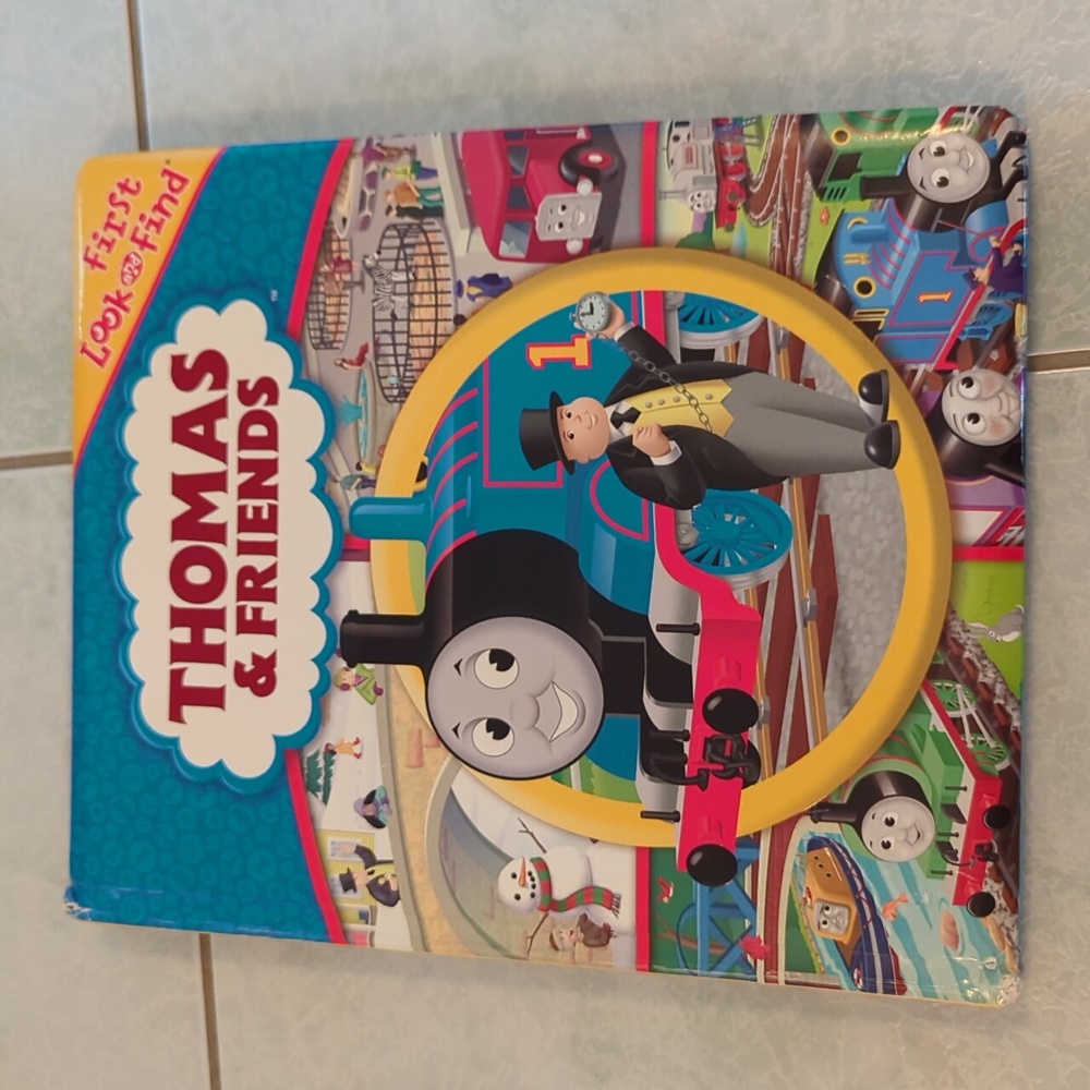 ⭐️ 5/ $25 Thomas and Friends look and find book